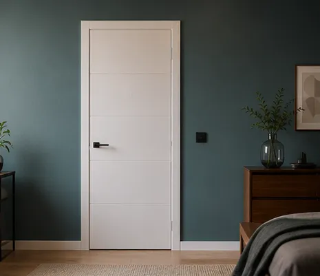 Aurum Puertas puerta acorazada blanca en habitación minimalista turquesa · Diseño catálogo Madrid