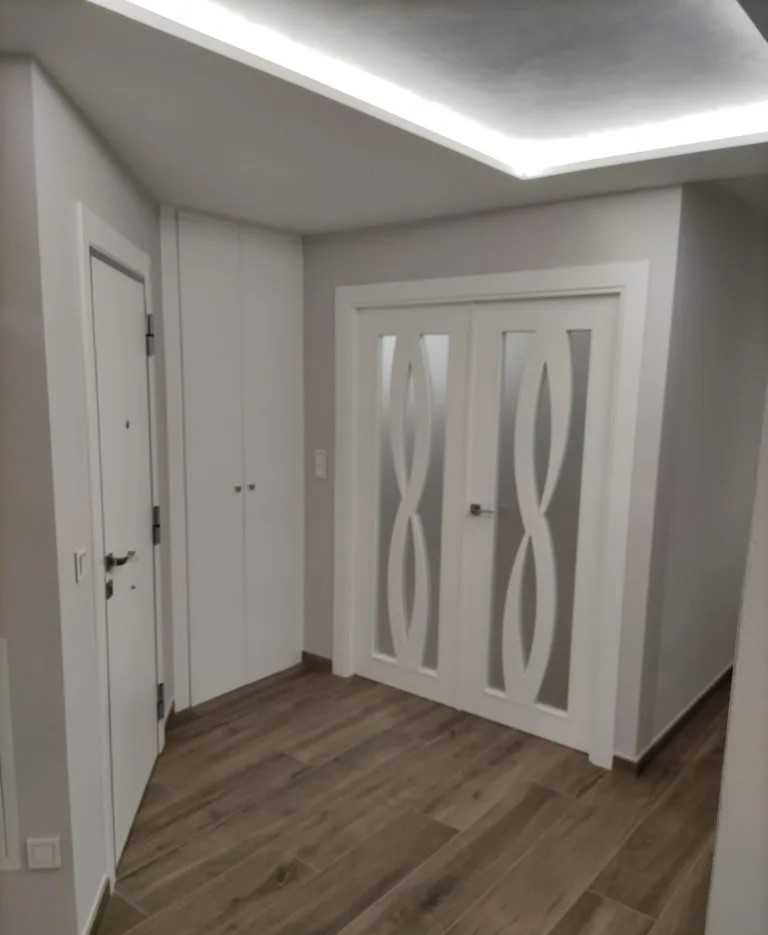 Aurum Puertas puerta doble abatible con cristal blanco · Diseño catálogo Dublín VX